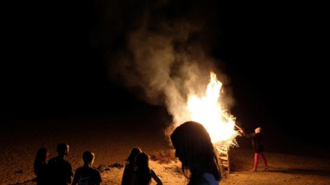 Las hogueras arden en la playa de La Concha, en el Cotillo (Fuerteventura), para celebrar la entrada del verano durante la noche de San Juan | EFE