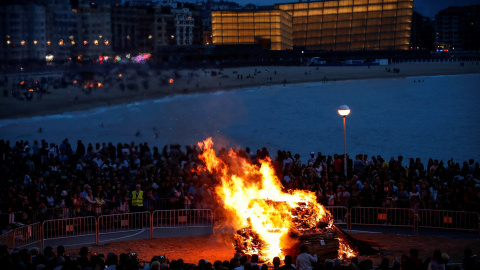 Vista de las tradicionales hogueras de San Juan en la playa de La Zurriola de San Sebastián | EFE