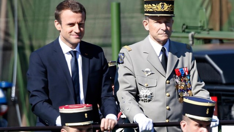 Emmanuel Macron junto a Pierre de Villiers. REUTERS/Charles Platiau