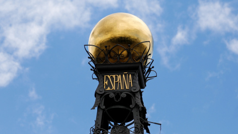 La bola dorada que decora el punto más alto del edificio del Banco de España, en Madrid. REUTERS/Paul Hanna