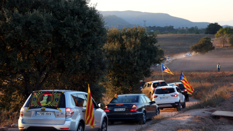 Rua de vehicles als entorns de la presó de Lledoners. MAR MARTÍ / ACN