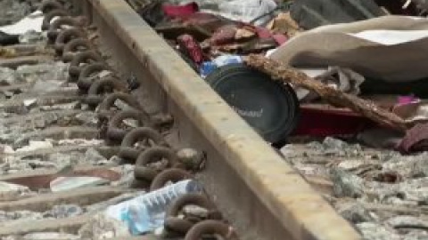 Mueren 20 personas en el choque de un autobús contra un tren de pasajeros en Tailandia