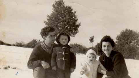 Jaime Novo y Olga Presa con sus dos primeros hijos, los hermanos de Olga, Carlos y Nina (1965).