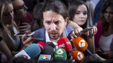 Pablo Iglesias atiende a los medios de comunicación en el Congreso. /EFE