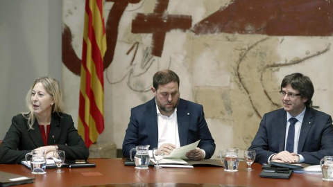 El presidente de la Generalitat, Carles Puigdemont, su vicepresidente, Oriol Junqueras (c), y la consellera de Presidencia, Neus Munté, durante la reunión del gobierno catalán, habitual de cada martes, en la semana en la que se desarrolla el juicio por