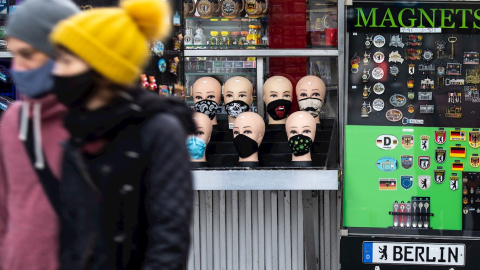 20/10/2020.- Mascarillas en una tienda de Berlín. / EFE