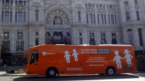 El autobús de Hazte Oír en Madrid antes de la inmovilización /EFE