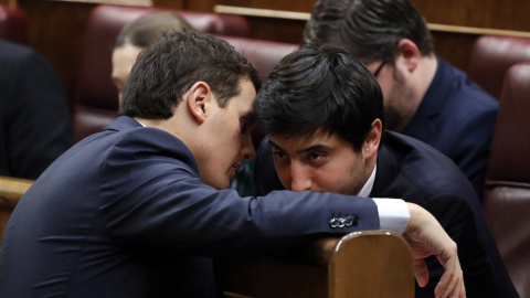 El presiente de Ciudadanos, Albert Rivera (i) conversa con el diputado de su partido Antonio Roldán Monés durante la sesión de la tarde de la segunda jornada del debate de investidura del secretario general del PSOE, Pedro Sánchez, que se celebra en e