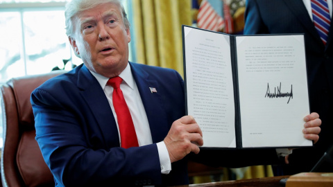 24/06/2019 - El presidente estadounidense, Donald Trump, firma nuevas sanciones contra Irán en la Casa Blanca, Washington. / REUTERS - CARLOS BARRIA