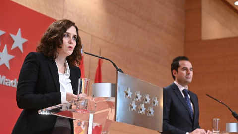 La presidenta de la Comunidad de Madrid, Isabel Díaz Ayuso (i) y su vicepresidente Ignacio Aguado (d) durante la rueda de prensa conjunta tras el Consejo de Gobierno de Madrid este miércoles. EFE/ Fernando Villar