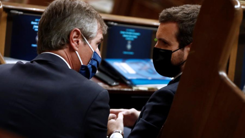 El líder del PP, Pablo Casado (d) conversa con su vicesecretario de organización Territorial, Antonio González Terol (i) durante la moción de censura de Vox al gobierno de coalición en el Congreso de los Diputados este miércoles. EFE/Mariscal