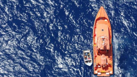 La embarcación Salvamar Mimosa, junto a la patera con los cinco cadáveres a bordo. (Foto: Salvamento Marítimo)