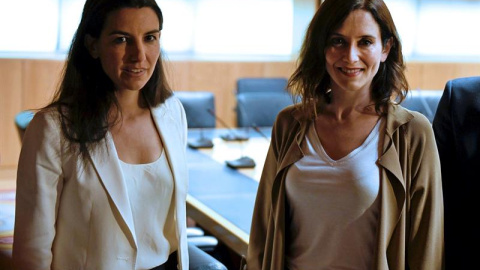 06/06/2019.- Las candidatas del PP y de Vox para la Comunidad de Madrid, Isabel Díaz Ayuso (d), y Rocío Monasterio (i), respectivamente, durante la reunión que han mantenido esta tarde en la Asamblea de Madrid dentro de las negociaciones para la formac