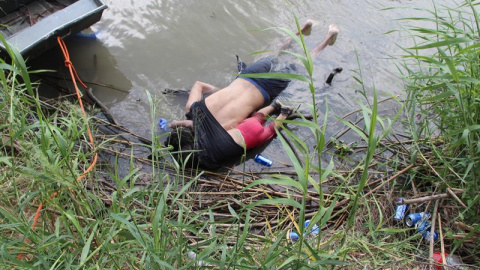 24.06.2019 / Fotografía a los cuerpos sin vida de un presunto migrante y su bebé a una orilla del Río Bravo en Matamoros, frontera con EE.UU., en el estado de Tamaulipas (México). EFE/ Abraham Pineda-Jácome