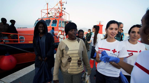 23/06/2019.- Llegada al puerto de Motril (Granada) de las 77 personas de origen subsahariano rescatadas por Salvamento Marítimo esta tarde en las cercanías de la isla de Alborán, entre ellas tres mujeres, que viajaban en tres pateras. EFE/Miguel Paquet