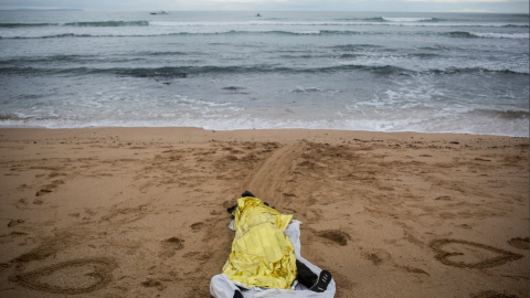 El cuerpo sin vida de una personas migrante en una playa andaluza.- JAVIER FERGO / CAMINANDO FRONTERAS