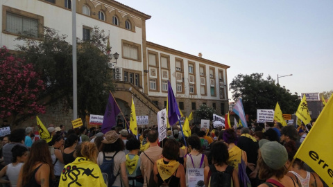 Protesta dels participants a la marxa 'Obrim fronteres' davant el CIE d'Algesires