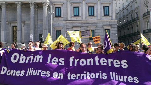 Concentració de comiat dels participants a la caravana davant el Congrés dels Diputats