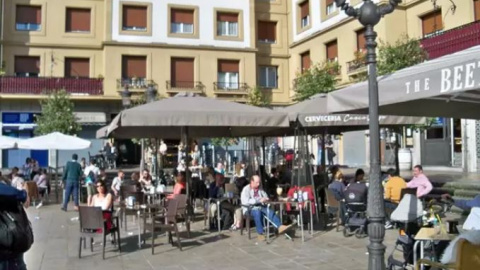 Clientes en terrazas de la Plaza Unamuno de Bilbao. / EUROPA PRESS / Archivo