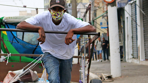 El movimiento “Pimp my carroça” entregó mascarillas diseñadas por @osgemeos a los recicladores informales de Río, dentro de su kit básico de seguridad. @FECHRISTO_FOTOGRAFIA/ PIMPMYCARROÇA. Mayo 2020.