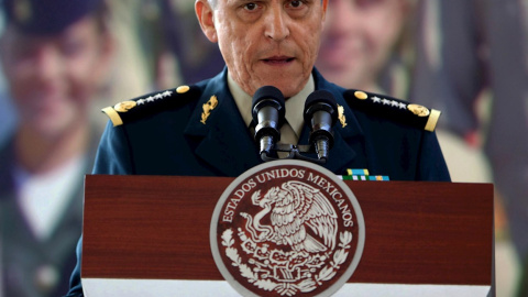 Fotografía del 19 de marzo de 2013 del general mexicano Salvador Cienfuegos, secretario de la Defensa Nacional durante el gobierno del expresidente Enrique Peña Nieto, que ha sido detenido este jueves en Estados Unidos. EFE/José Méndez / Archivo