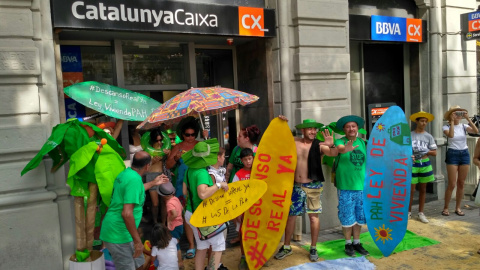 Protesta de la PAH a una oficina de Catalunya Caixa de Barcelona. FOTO: Esperanza Escribano