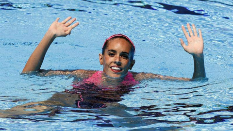 La nadadora española, Ona Carbonell, saluda al público tras finalizar su ejercicio en la final de solo libre del Mundial de Natación y que le ha valido la medalla de plata. | ALBERTO ESTÉVEZ (EFE)