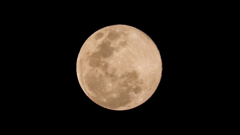 Vista de la luna llena en Caracas (Venezuela). EFE/MIGUEL GUTIERREZ