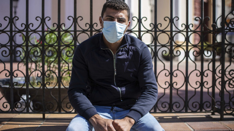 Mohamed Mossallem, egipcio de 26 años, en los alrededores de la plaza de toros de Melilla.- JAIRO VARGAS