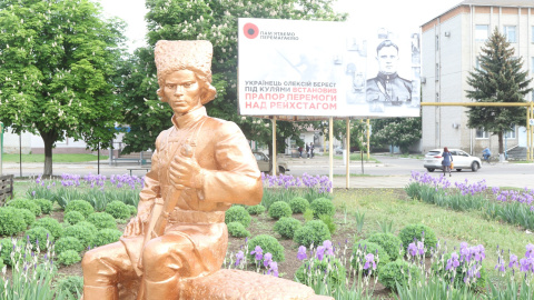 Estatua del líder del Ejército Negro Néstor Majnó, en Guliaipolei, Ucrania. Foto por Ferran Barber & Freedom and Worms