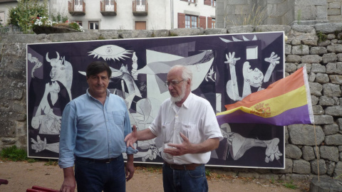 El exalcalde de Crocq, Jacques Longchambon (derecha), con Iñaki Gorroño, concejal de Gernika, en una foto del Ayuntamiento de Crocq.