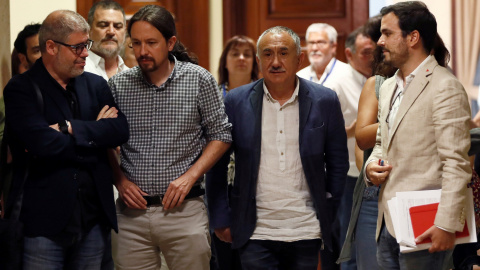 El secretario general de Podemos, Pablo Iglesias (2i), junto al coordinador federal de Izquierda Unida, Alberto Garzón (d), tras la reunión que han mantenido con los máximos responsables de UGT y CCOO, Pepe Álvarez (2d) y Unai Sordo (i), respectivamen