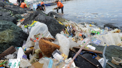 Bolsas de plástico y otra basura en una playa en la Bahí ade Manila. JAY DIRECTO / AFP