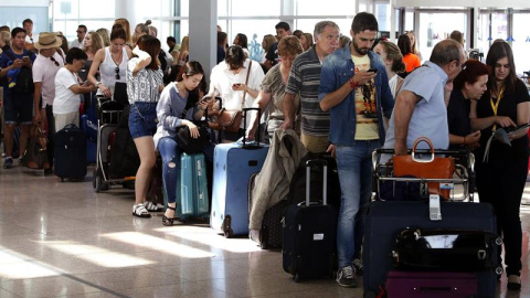 Colas para presentar reclamaciones a Vueling, en la Terminal 1 del Aeropuerto de El Prat, en Barcelona. /EFE-Andreu Dalmau