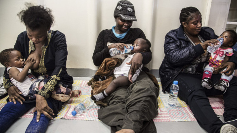 Tres mujeres nigerianas que amamantan a sus bebés al desembarcar en Italia. Profundos cortes de arma blanca, heridas de bala y señales de violencia sexual son algunas de las marcas con las que los inmigrantes rescatados en el Mediterráneo desembarcan e