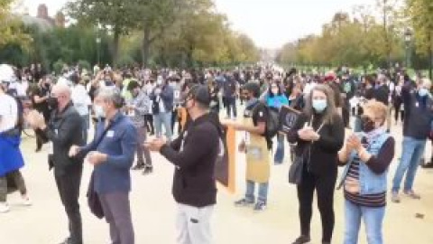 La hostelería toma la calle para protestar por el cierre de sus negocios en Cataluña