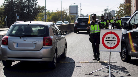 Agentes de la Policía Nacional en un control. EFE/Rodrigo Jiménez