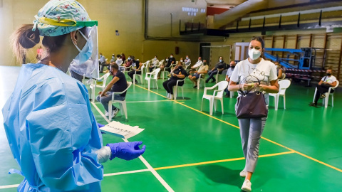 GRAFAND3268. UTRERA (SEVILLA), 15/10/2020.- Personal del Servicio Andaluz de Salud realizan test rápidos a vecinos de la localidad sevillana de Utrera que vive hoy jueves la primera de las dos jornadas de cribado masivo para detectar contagios de coronav