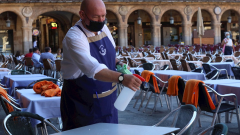 Un camarero trabaja en la terraza de un restaurante de la plaza mayor de Salamanca, en una imagen de archivo. EFE/ J.M.García