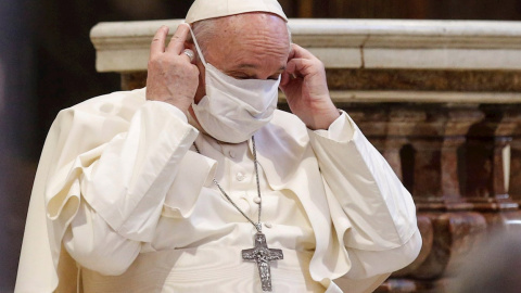 20/10/2020.- El papa Francisco se coloca una mascarilla durante un acto de oración en la Basílica de Santa María en Aracoeli, en Roma, Italia. EFE/Fabio Frustaci