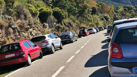 Vehicles aparcats al voral de la carretera BV-5301, dins el Parc Natural del Montseny. Ajuntament del Brull.