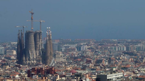 Vista de la ciudad de Barcelona durante un episodio de alta contaminación por partículas. EFE/ Quique García/Archivo