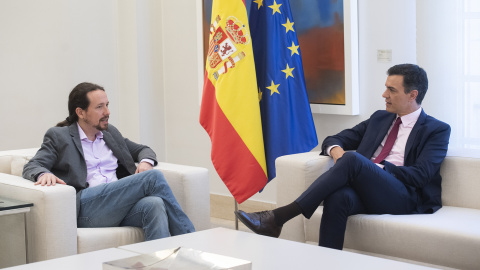 El presidente del Gobierno en funciones, Pedro Sánchez, junto al secretario general de Podemos, Pablo Iglesias, en La Moncloa.