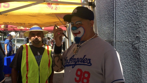 Una vez al mes, Frankie Mercado se transforma en el payaso “Hiccups” y reparte comida, agua y ropa a miles de mendigos en el barrio angelino de Skid Row. Crédito: Aitana Vargas (24/9/2017)