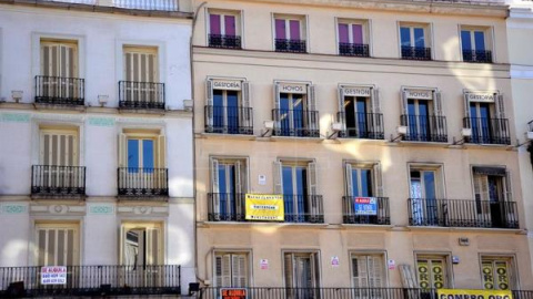 Fachada de un edificio de Madrid en la que diferentes carteles de venta y alquiler./ EFE