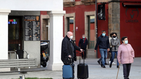 23/10/2020.- Varias personas en las calles de Ponferrada. La Junta de Castilla y León ha decretado el confinamiento perimetral de una parte del municipio de Ponferrada (León), con una población ligeramente superior a los 65.200 vecinos, desde esta mañ