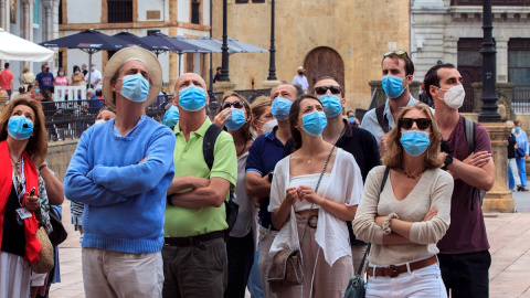 Un grupo de turistas observa la catedral de Oviedo este domingo. | EFE