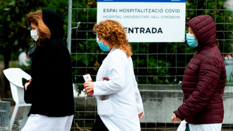 Varios sanitarios en las inmediaciones del Pavelló d'Esports de la Vall d'Hebron de Barcelona . EFE/Enric Fontcuberta/Archivo