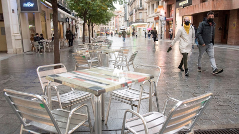 23/10/2020 - Una terraza vacía en el centro de Huesca el pasado jueves. EFE/ Javier Blasco