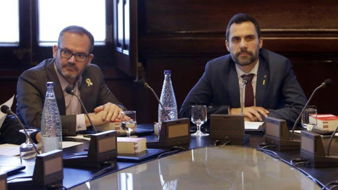 El president de la cambra catalana, Roger Torrent, i el vicepresident primer Josep Costa, presideixen la reunió de la Mesa del Parlament d'aquest dillus. EFE/Toni Albir